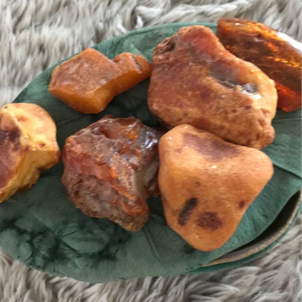 Raw Baltic Amber x 6pcs.
Massive amber nuggets,unpolished 
One with insects in!